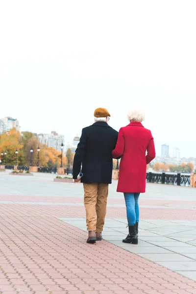 Anziani coppia a piedi in città — Foto stock