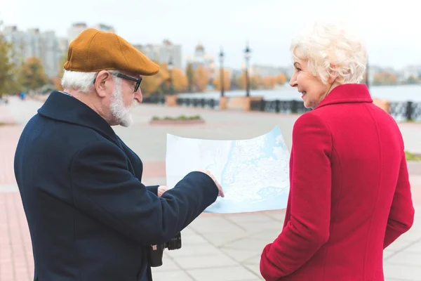 Couple looking at map — Stock Photo