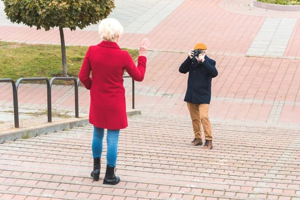 Tourist couple taking photo — Stock Photo