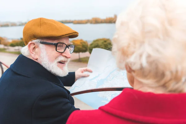 Seniorenpaar schaut auf Landkarte — Stockfoto