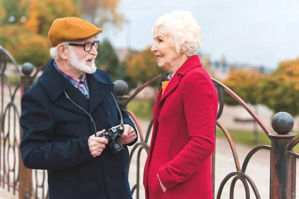 Couple touristique avec appareil photo — Photo de stock