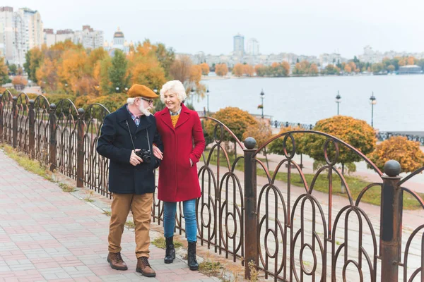 Senioren-Touristenpaar am Kai — Stockfoto