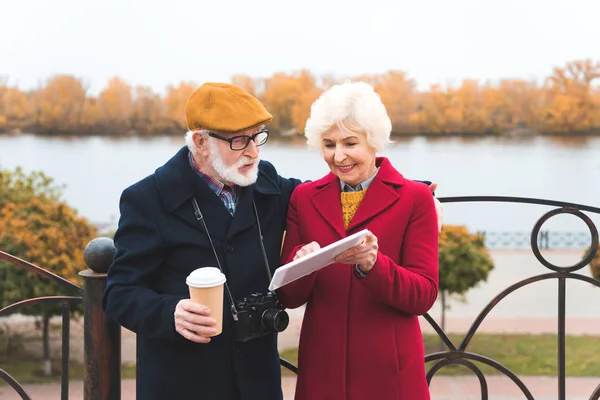 Seniorenpaar nutzt digitales Tablet — Stockfoto