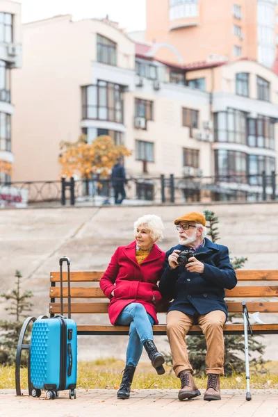 Tourist couple on bench — Stock Photo