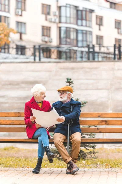 Couple touristique avec carte — Photo de stock