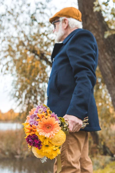 Mann mit Blumenstrauß — Stockfoto