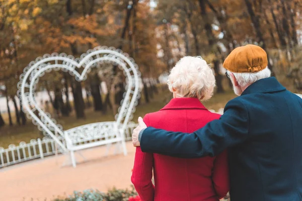 Coppia Senior nel parco autunnale — Foto stock