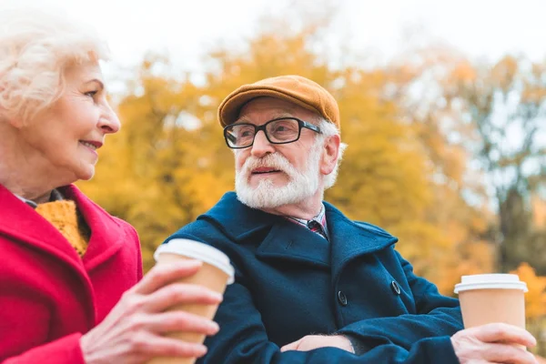 Coppia anziana bere caffè nel parco — Foto stock