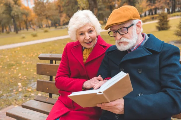 Seniorenpaar liest Buch — Stockfoto