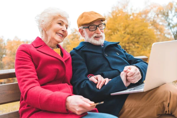 Senior couple shopping online — Stock Photo