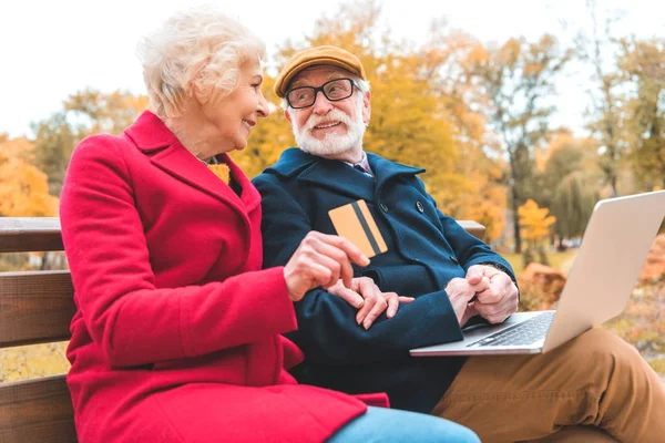 Casal sênior compras online — Fotografia de Stock