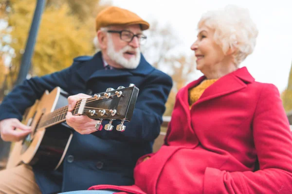 Seniorenpaar spielt auf der Gitarre — Stockfoto