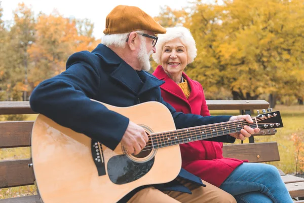 Casal sênior com guitarra no parque — Fotografia de Stock