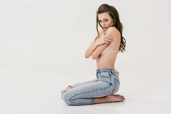 Ragazza in topless in jeans — Foto stock