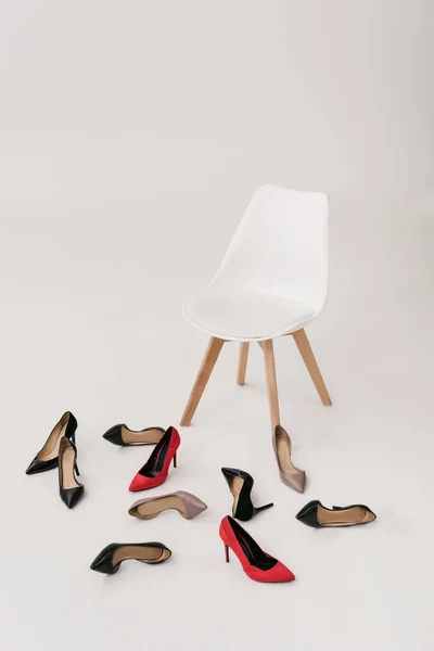 Chaise et chaussures à talons hauts — Photo de stock