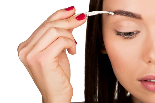 Mujer haciendo corrección de cejas - foto de stock