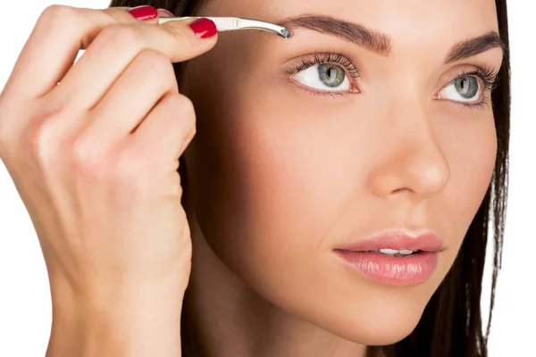 Mujer haciendo corrección de cejas — Stock Photo