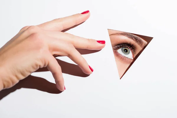 Donna che guarda fuori dal buco nella carta — Foto stock