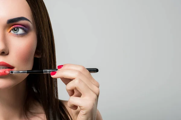 Femme peinture lèvres avec pinceau — Photo de stock