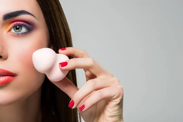 Mujer haciendo maquillaje - foto de stock