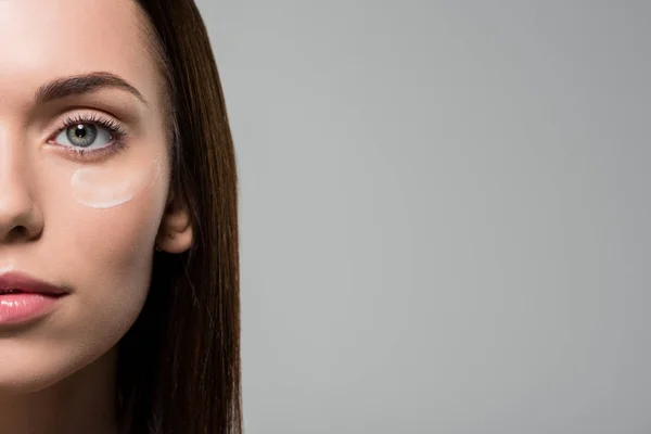Жінка з зволожуючим кремом на обличчі — стокове фото