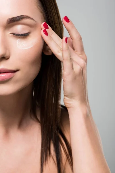 Mujer aplicando crema facial — Stock Photo