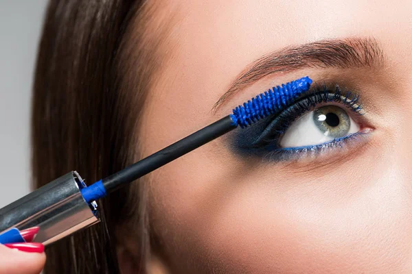 Mujer haciendo pestañas maquillaje - foto de stock