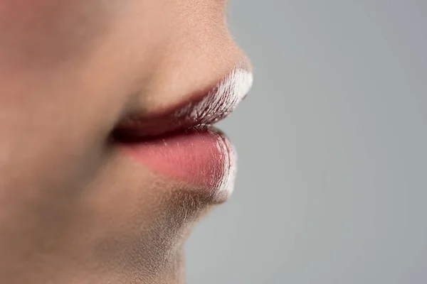 Femme avec de belles lèvres roses — Photo de stock