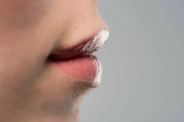 Mujer con hermosos labios rosados - foto de stock