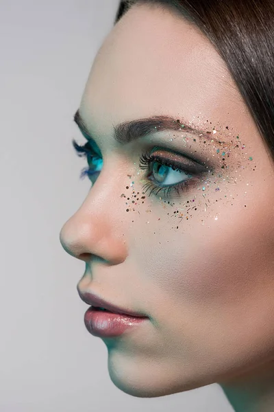 Mujer con maquillaje de moda - foto de stock