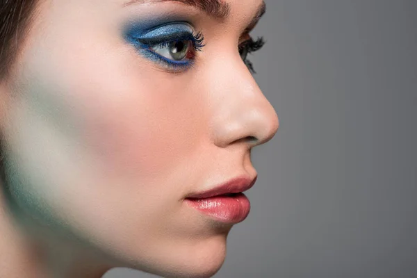 Femme avec un maquillage élégant — Photo de stock