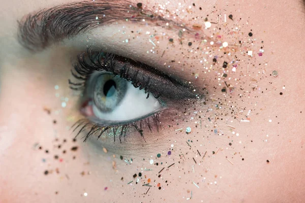 Mujer con brillo alrededor del ojo - foto de stock