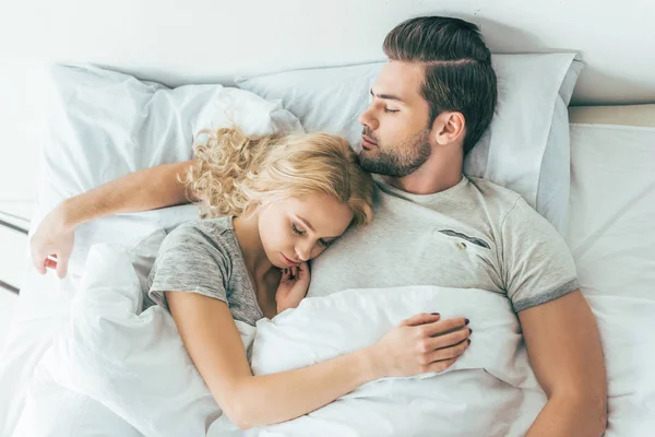 Couple au lit — Photo de stock