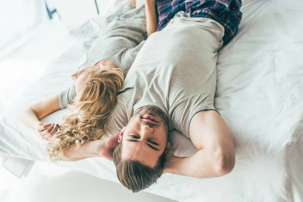 Pareja joven en el dormitorio - foto de stock