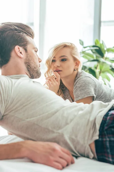 Pareja joven en el dormitorio - foto de stock