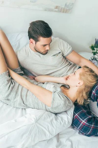 Happy young couple on bed — Stock Photo