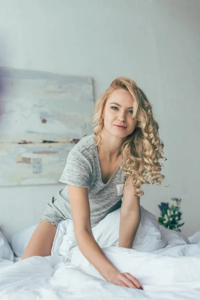 Mujer joven en la cama - foto de stock