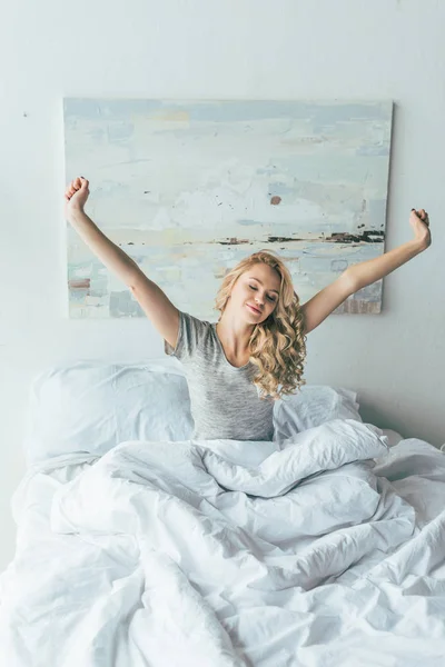 Jovem mulher na cama — Fotografia de Stock