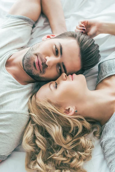 Couple amoureux sur le lit — Photo de stock