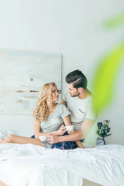 Paar trinkt Kaffee im Bett — Stockfoto