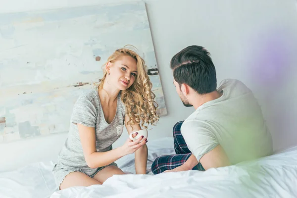 Couple boire du café au lit — Photo de stock