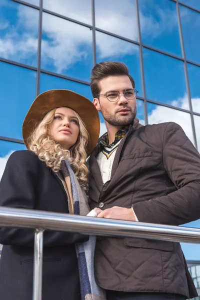 Pareja joven en traje de otoño - foto de stock