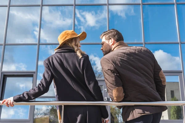 Pareja joven en traje de otoño - foto de stock