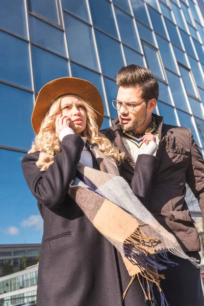 Pareja joven en traje de otoño - foto de stock