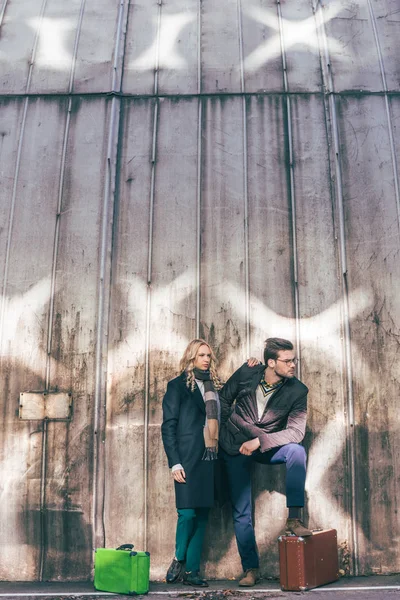 Jeune couple avec valises — Photo de stock