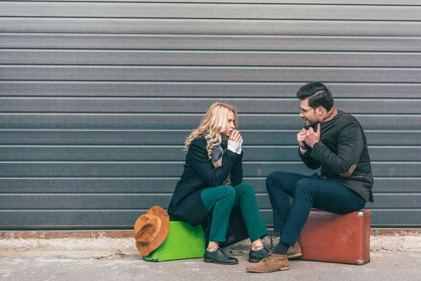 Pareja joven con maletas - foto de stock