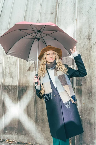 Jeune femme avec parapluie — Photo de stock