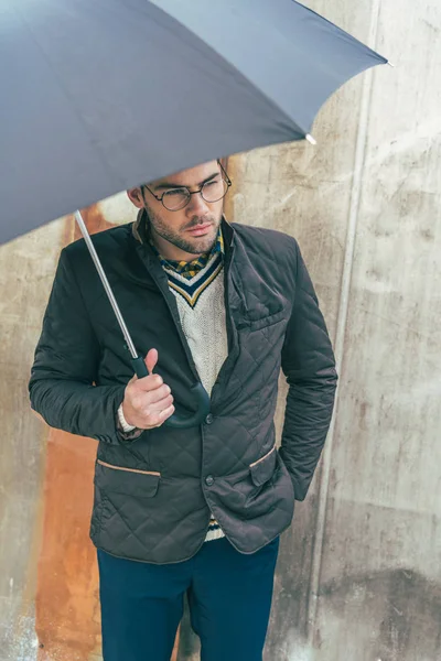 Jeune homme avec parapluie — Photo de stock