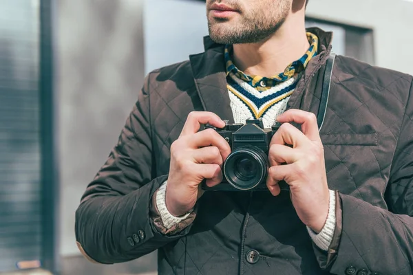 Joven con cámara - foto de stock