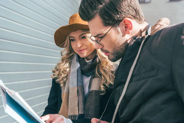 Young couple with map — Stock Photo